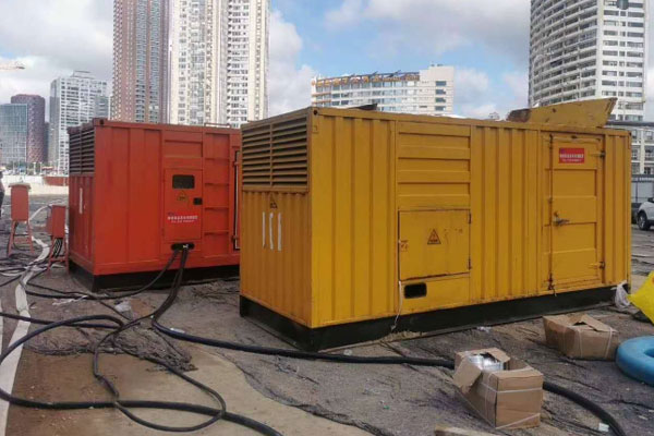 罗定压力测试时，发电机组的燃油系统需要达到多少压力？