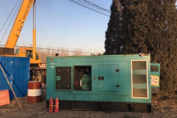 罗定如何通过改变励磁回路电阻的方式调节柴油发电机组的输出电压？